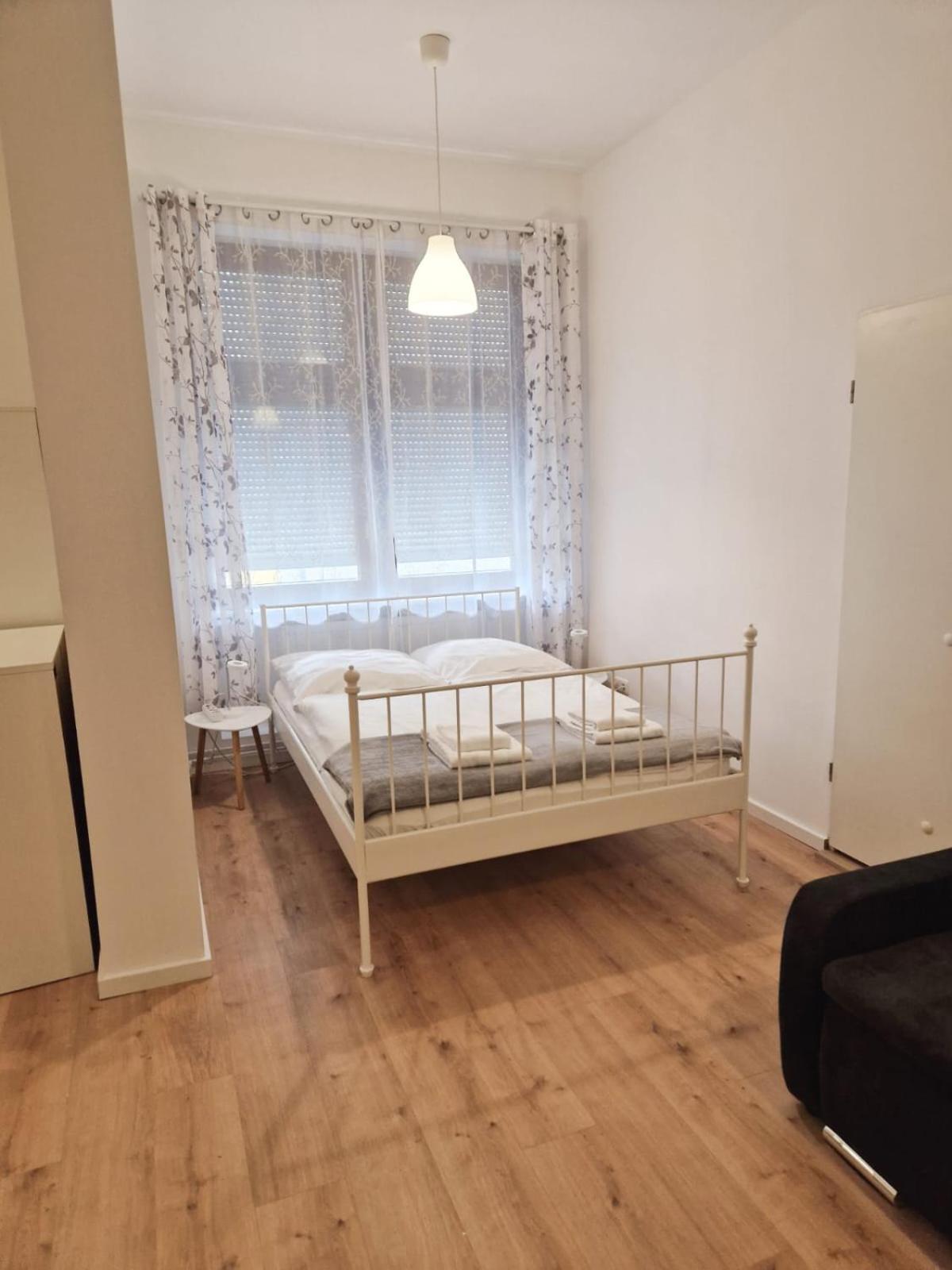 Family Studio Apartment For 4 Берлин Экстерьер фото