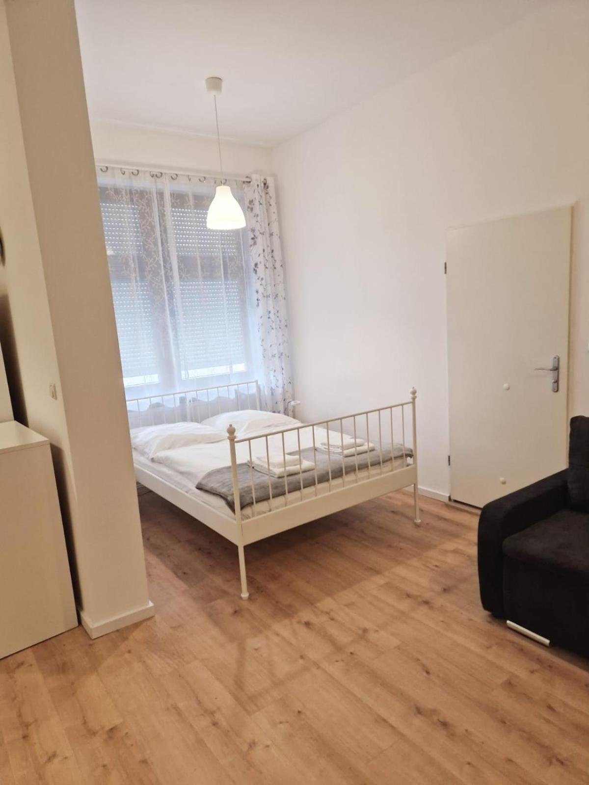 Family Studio Apartment For 4 Берлин Экстерьер фото